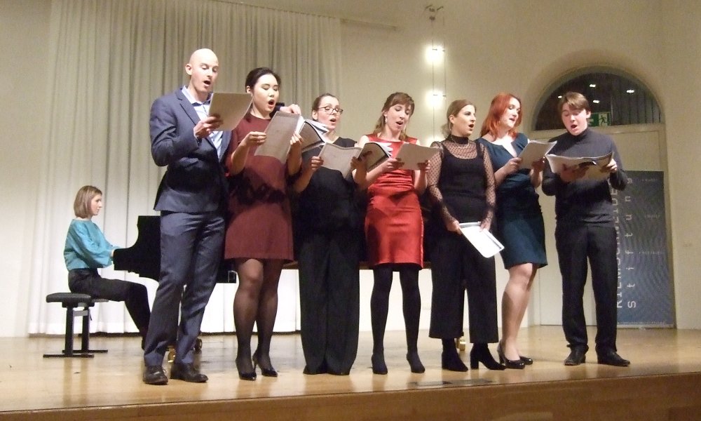 Die jungen SängerInnen bei der Konzertzugabe. Fotos: Riemschneider-Stiftung