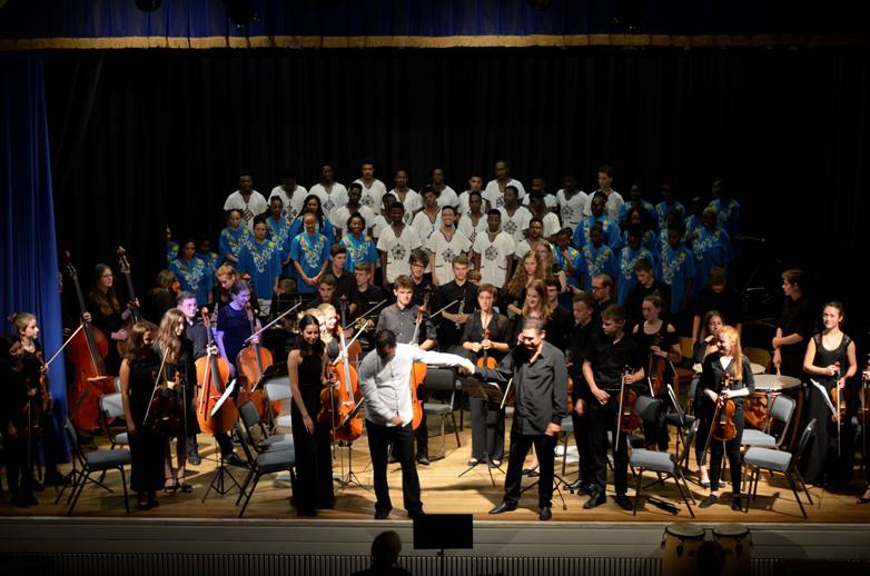 Der Mascato Youth Choir und das Orchester I des Helmholtz-Gymnasiums nach der gemeinsamen Aufführung des "Hallelujah" von Händel