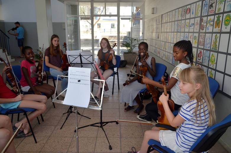 Die Musikerinnen des Helmholtz-Orchesters und des Young Orchestra of Namibia