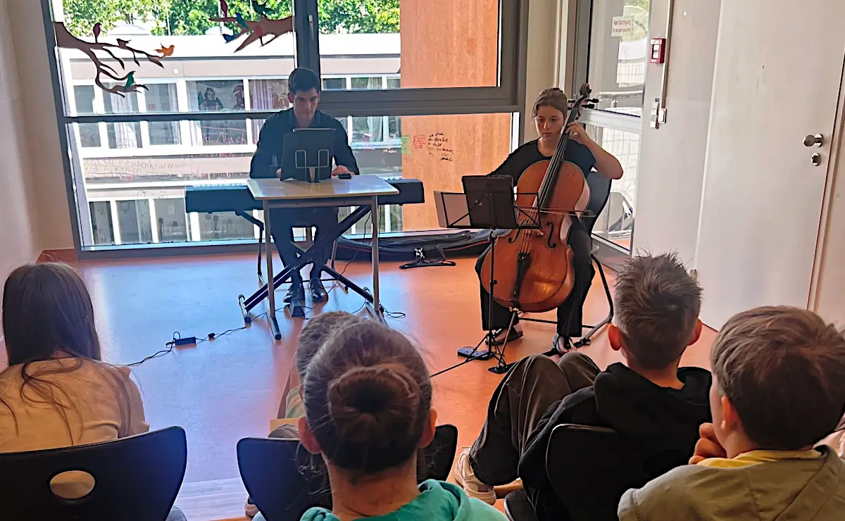 Die beiden Studierenden Clara Millet Gomis (Violoncello) und Pavel Chatzipavlidis (Klavier) erfreuten die Schüler:innen am 22.05.2026 mit einem abwechslungsreichen Programm von Bach über Elgar, Debussy bis Coldplay und erzählten dazu interessante Storys.