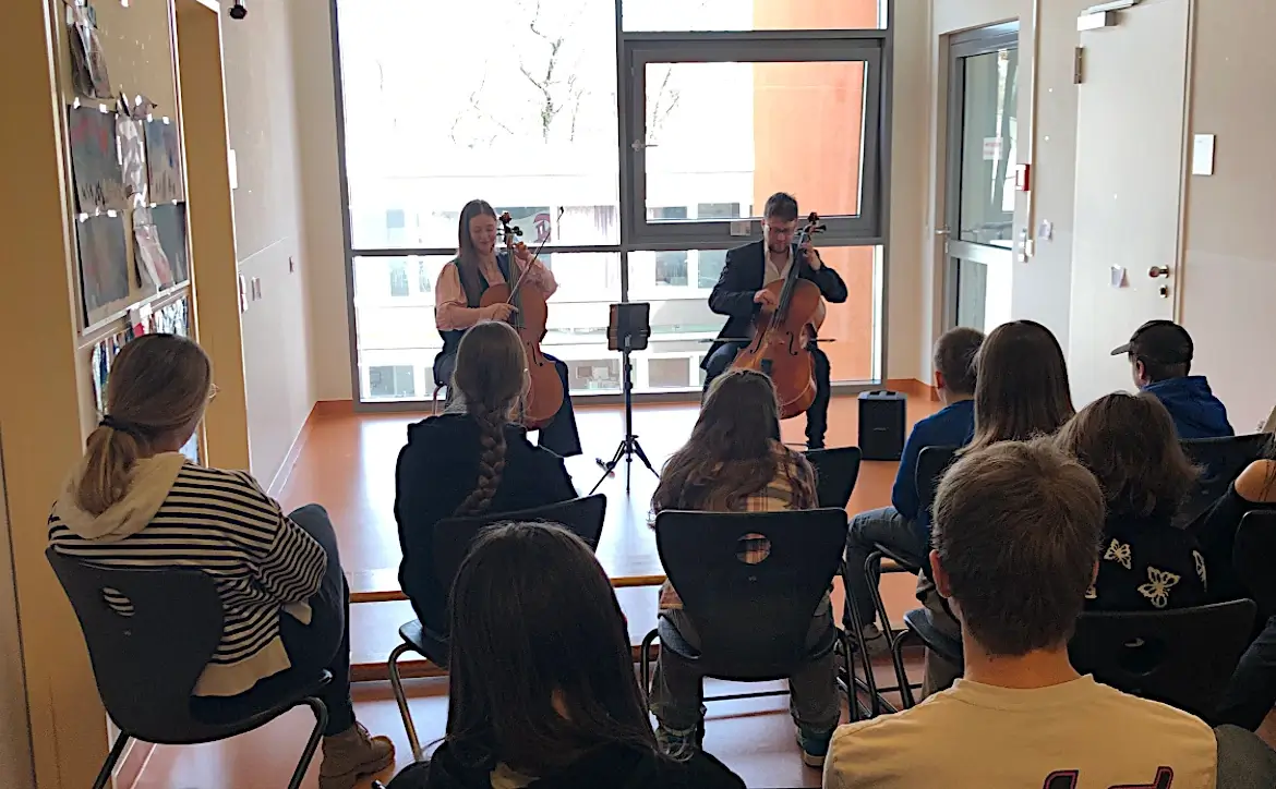 Am 21.03.2025 gastierten das Grandcelli-Duo mit Anastasiia Monasypova und Vasily Bystrov bei den Schüler:innen der Marie-Luise-Kaschnitz-Schule. Auf Ihren Celli spielten sie Musikstücke von Bach über Vivaldi bis Michael Jackson und erfreuten ihre jungen Zuhörer:innen.
